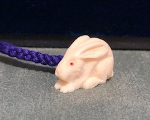 根付　ウサギ　兎　在名あり　象牙風 Tokio Antique Works | 現代根付の名工 阿部賢次 置根付