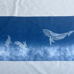 送料無料　"ウサギはクジラの夢を見る"  絞り染め　藍染手ぬぐい　鯨　夜　夢　兎 1枚目の画像
