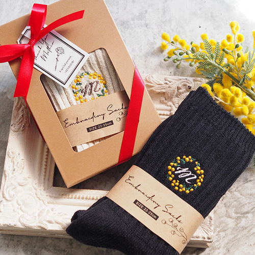 ホワイトデーギフト｜イニシャル ミモザ×ラベンダー刺繍ソックス（靴下