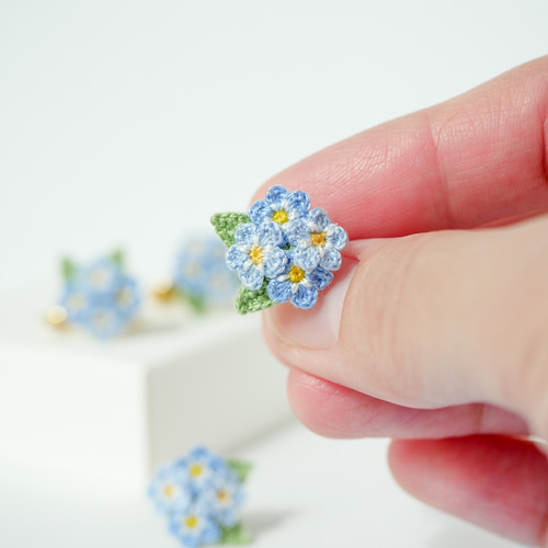 小さな勿忘草(ワスレナグサ)のピアス/イヤリング (受注制作、花
