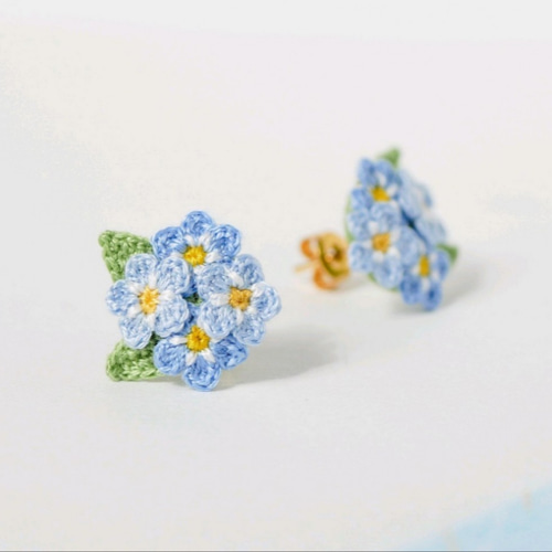 小さな勿忘草(ワスレナグサ)のピアス/イヤリング (受注制作、花