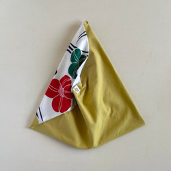 【1点もの】２色づかいのあずま袋 かがり縫い -浴衣地 白地に赤と緑の椿模様 & 新毛斯 辛子色  AZ303 3枚目の画像