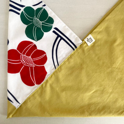 【1点もの】２色づかいのあずま袋 かがり縫い -浴衣地 白地に赤と緑の椿模様 & 新毛斯 辛子色  AZ303 4枚目の画像