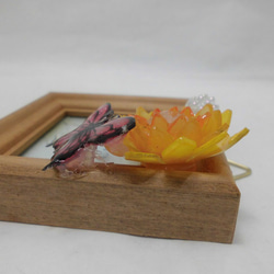 ミニフレームにレジンの蝶とプラ板のオレンジのお花を飾って 4枚目の画像