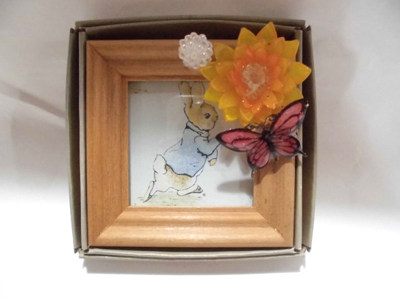 ミニフレームにレジンの蝶とプラ板のオレンジのお花を飾って フォト