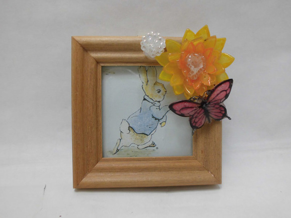 ミニフレームにレジンの蝶とプラ板のオレンジのお花を飾って 1枚目の画像
