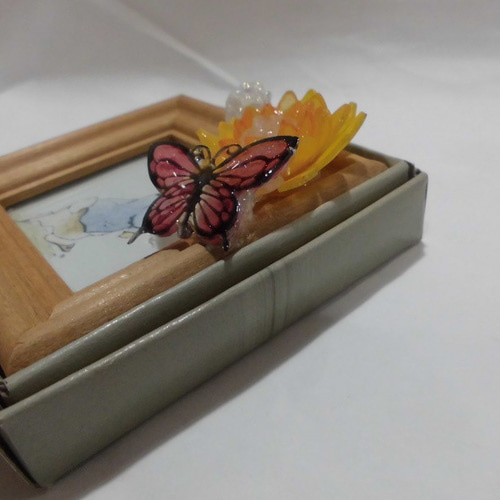 ミニフレームにレジンの蝶とプラ板のオレンジのお花を飾って フォト