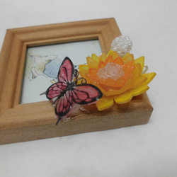 ミニフレームにレジンの蝶とプラ板のオレンジのお花を飾って 3枚目の画像