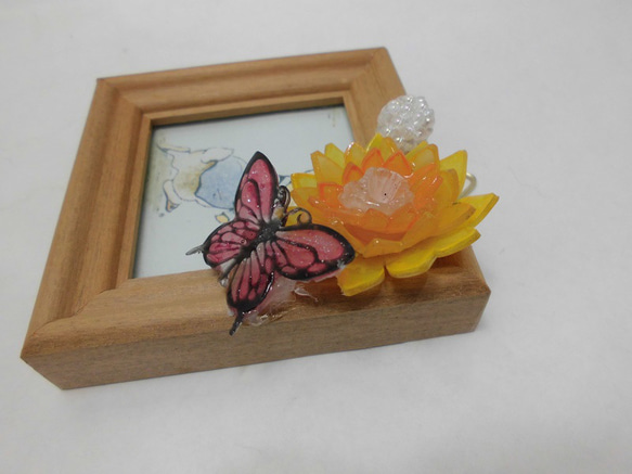 ミニフレームにレジンの蝶とプラ板のオレンジのお花を飾って 3枚目の画像