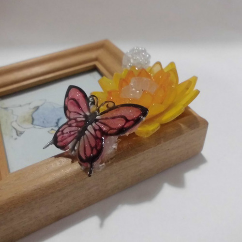 ミニフレームにレジンの蝶とプラ板のオレンジのお花を飾って フォト