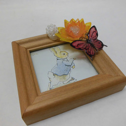 ミニフレームにレジンの蝶とプラ板のオレンジのお花を飾って 2枚目の画像