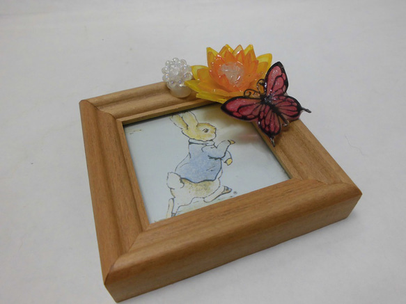ミニフレームにレジンの蝶とプラ板のオレンジのお花を飾って 2枚目の画像