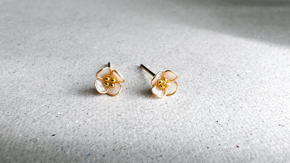 手作りレジンフラワーピアス ホワイト【双子の赤ちゃんシリーズ】（耳