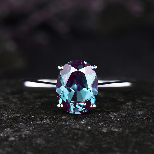 ユニークな 6 月の誕生石アレキサンドライト婚約指輪の色の変化石