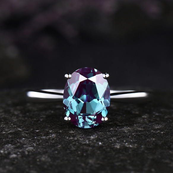 ユニークな 6 月の誕生石アレキサンドライト婚約指輪の色の変化石