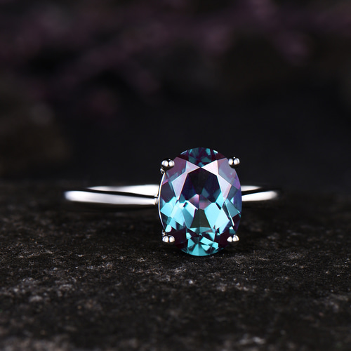 ユニークな 6 月の誕生石アレキサンドライト婚約指輪の色の変化石