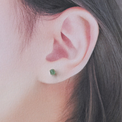 綠色草莓石英迷你耳環，寶石、礦物、天然石、簡約、工作、辦公室、通勤、小號 (No.2374) 第6張的照片