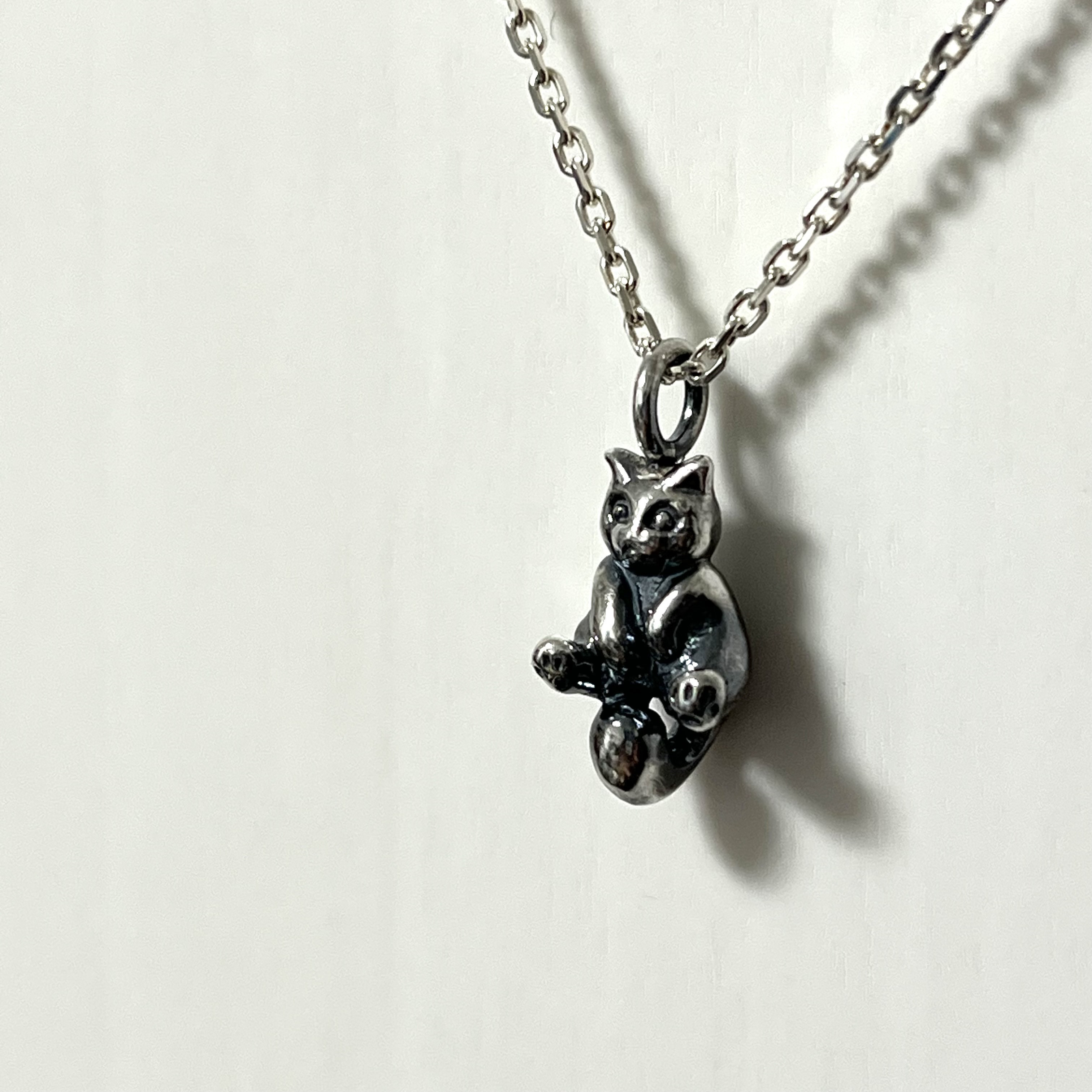 小さな猫ペンダント　VH-015