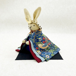 大きなサイズ　ウィリアムモリス柄のお着物のうさぎの五月人形　(五月人形　兜　端午の節句　子供の日) 3枚目の画像
