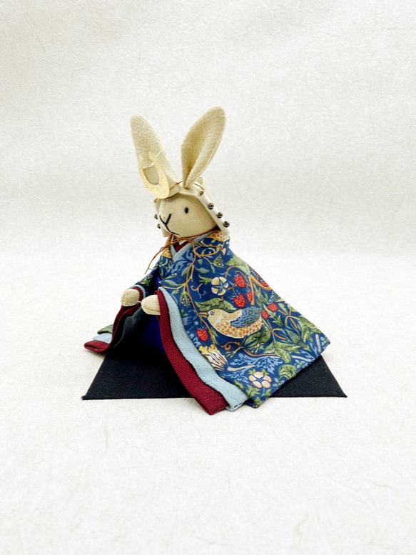 大きなサイズ　ウィリアムモリス柄のお着物のうさぎの五月人形　(五月人形　兜　端午の節句　子供の日) 3枚目の画像