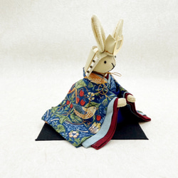 大きなサイズ　ウィリアムモリス柄のお着物のうさぎの五月人形　(五月人形　兜　端午の節句　子供の日) 4枚目の画像