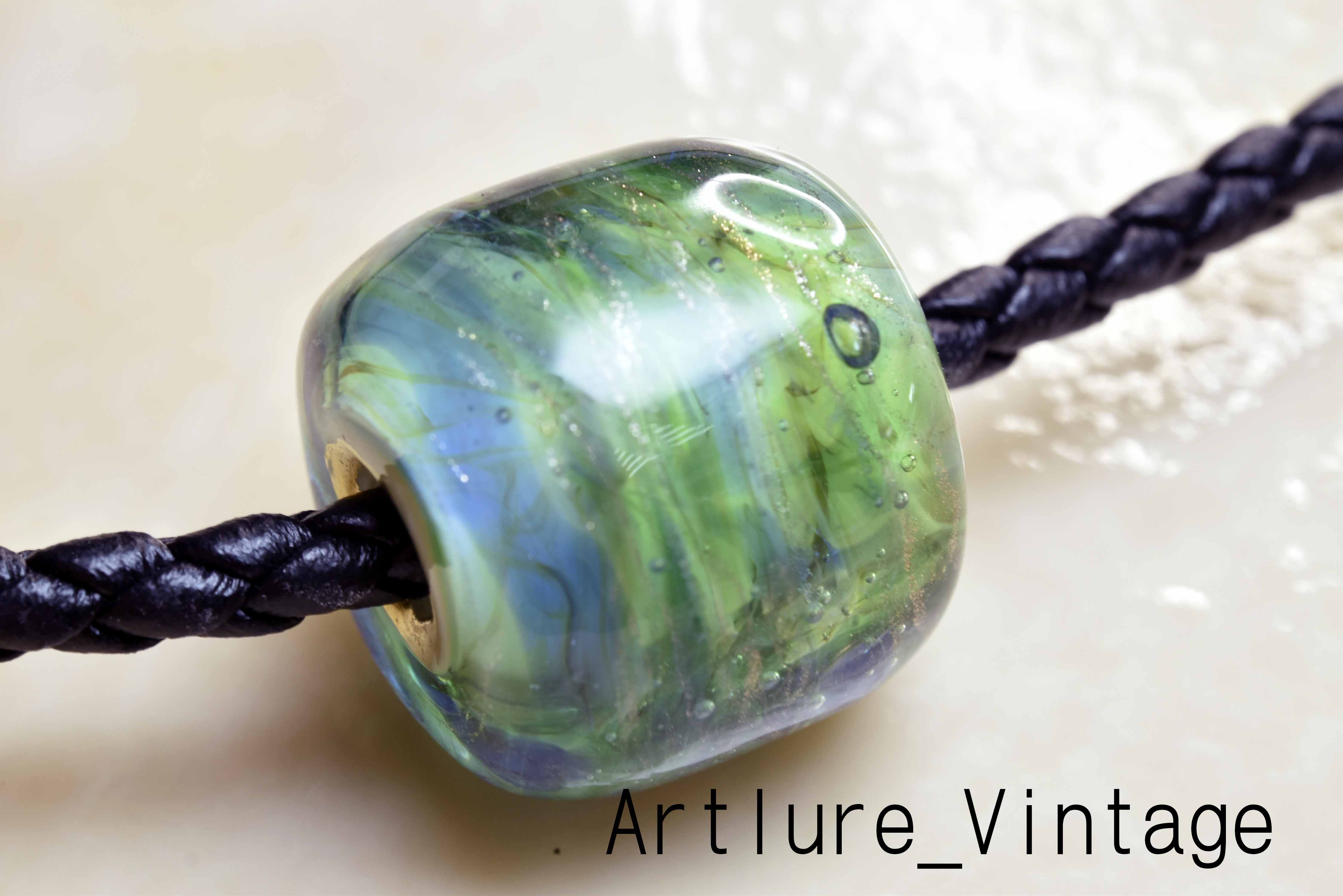 創作トンボ玉　深淡金糸金糸輝き　純金縁取り　ガラスのジュエリー　*ペンダントト（10456-478）作家物一点物