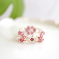 天然石ビーズリング　　ピンクトルマリンとムーンストーンのお花の指輪 2枚目の画像