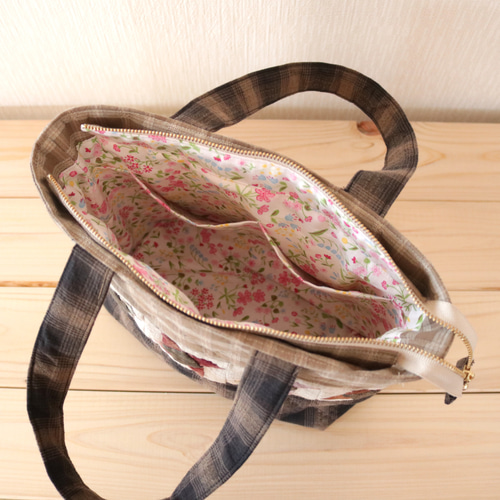 パッチワークのミニトートバッグ（風車のパターン） トートバッグ