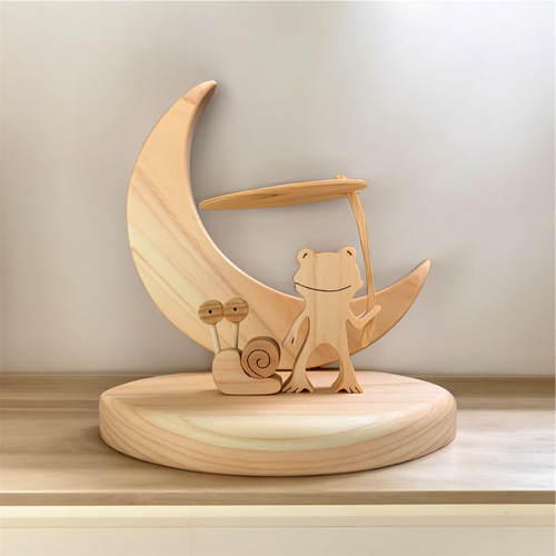 12ヶ月のオブジェを替えて1年中の季節を楽しめる！木製輝く三日月