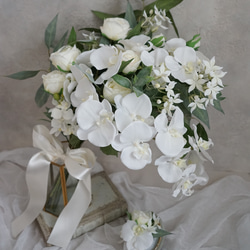 胡蝶蘭とジャスミンのアームブーケ　ウェディングブーケ　ナチュラル　和装にも　結婚式　挙式ブーケ　ホワイトブーケ 1枚目の画像