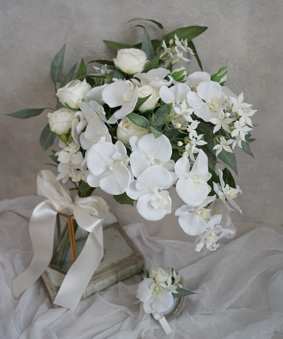 胡蝶蘭とジャスミンのアームブーケ　ウェディングブーケ　ナチュラル　和装にも　結婚式　挙式ブーケ　ホワイトブーケ 1枚目の画像
