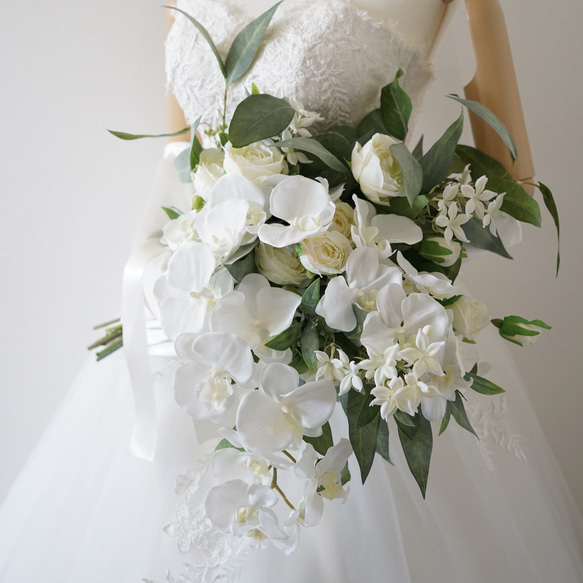 胡蝶蘭とジャスミンのアームブーケ　ウェディングブーケ　ナチュラル　和装にも　結婚式　挙式ブーケ　ホワイトブーケ 4枚目の画像
