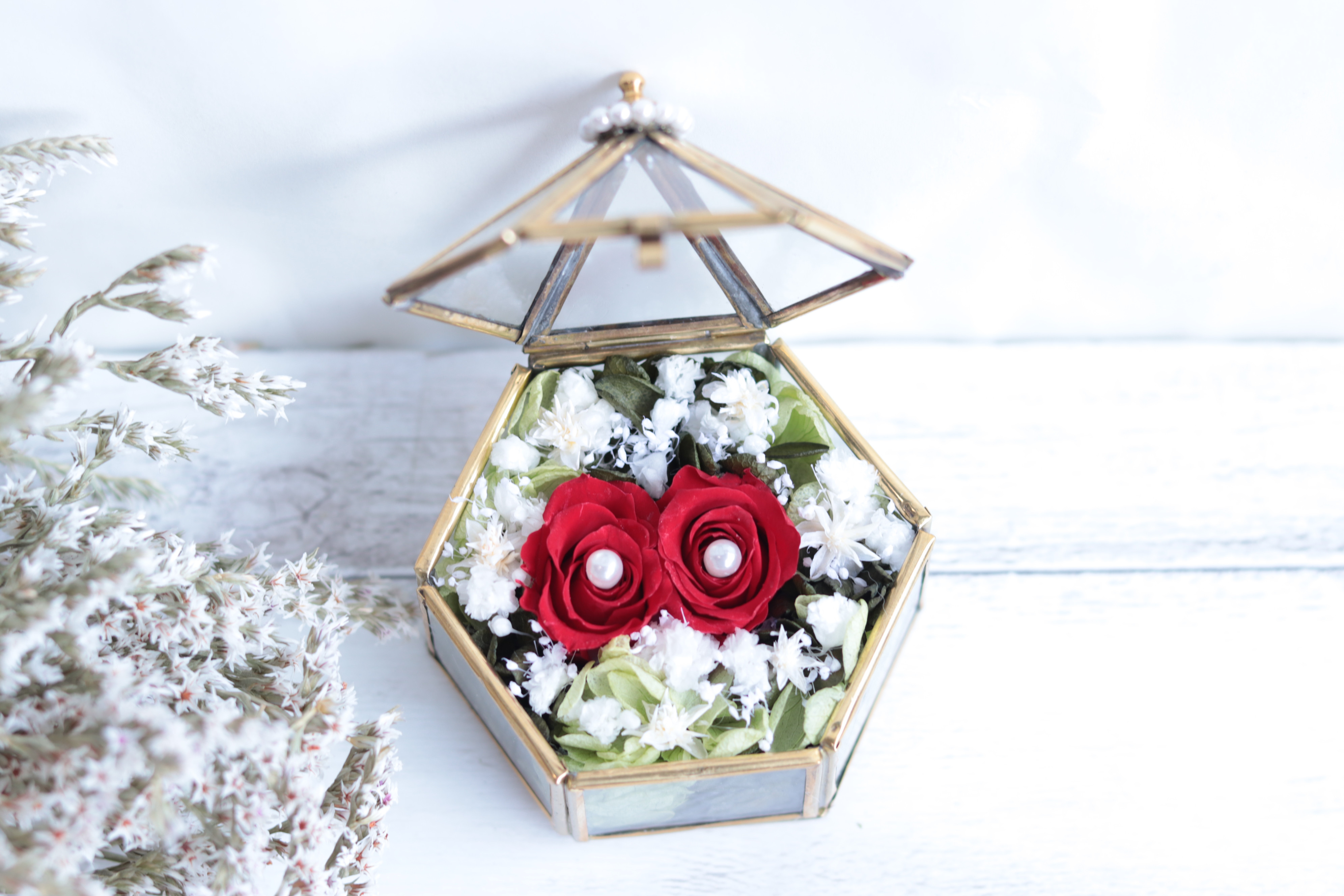 【カラーオーダーＯＫ】“レッド＆ホワイトグリーン”テント型ケース(Ｓサイズ)＊プリザーブドフラワー