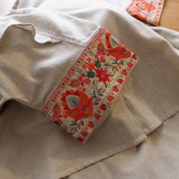 再次上架 * 花朵刺繡袖子引人注目 * 後背荷葉邊設計 * 非常適合夏季穿著 * 蝙蝠袖廓形 * 3/4 袖襯衫 第11張的照片