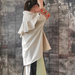 再次上架 * 花朵刺繡袖子引人注目 * 後背荷葉邊設計 * 非常適合夏季穿著 * 蝙蝠袖廓形 * 3/4 袖襯衫 第8張的照片