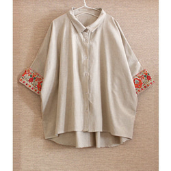 再次上架 * 花朵刺繡袖子引人注目 * 後背荷葉邊設計 * 非常適合夏季穿著 * 蝙蝠袖廓形 * 3/4 袖襯衫 第9張的照片