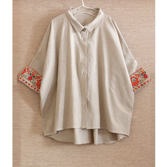 再次上架 * 花朵刺繡袖子引人注目 * 後背荷葉邊設計 * 非常適合夏季穿著 * 蝙蝠袖廓形 * 3/4 袖襯衫 第9張的照片