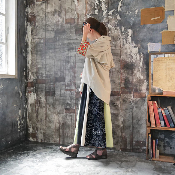 再次上架 * 花朵刺繡袖子引人注目 * 後背荷葉邊設計 * 非常適合夏季穿著 * 蝙蝠袖廓形 * 3/4 袖襯衫 第6張的照片