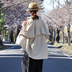 再次上架 * 花朵刺繡袖子引人注目 * 後背荷葉邊設計 * 非常適合夏季穿著 * 蝙蝠袖廓形 * 3/4 袖襯衫 第2張的照片