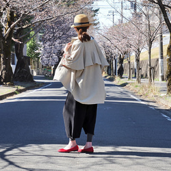 再次上架 * 花朵刺繡袖子引人注目 * 後背荷葉邊設計 * 非常適合夏季穿著 * 蝙蝠袖廓形 * 3/4 袖襯衫 第3張的照片
