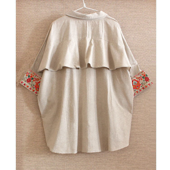 再次上架 * 花朵刺繡袖子引人注目 * 後背荷葉邊設計 * 非常適合夏季穿著 * 蝙蝠袖廓形 * 3/4 袖襯衫 第10張的照片