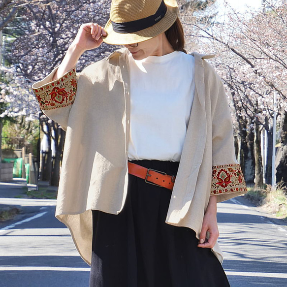 再次上架 * 花朵刺繡袖子引人注目 * 後背荷葉邊設計 * 非常適合夏季穿著 * 蝙蝠袖廓形 * 3/4 袖襯衫 第4張的照片