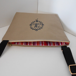 選べるイニシャル刺繍の帆布の サコッシュ　横型 モカ 5枚目の画像