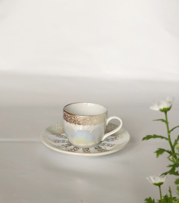 エナメルとキラキラ輝くラスター彩のデミタスカップ・茶系 1枚目の画像