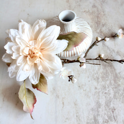 大輪のアンティークダリアと梅の和風モダンアレンジ【花器付き】 11枚目の画像