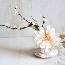 大輪のアンティークダリアと梅の和風モダンアレンジ【花器付き】 14枚目の画像