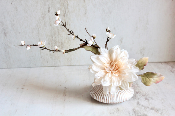 大輪のアンティークダリアと梅の和風モダンアレンジ【花器付き】 14枚目の画像