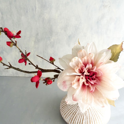 大輪のアンティークダリアと梅の和風モダンアレンジ【花器付き】 2枚目の画像