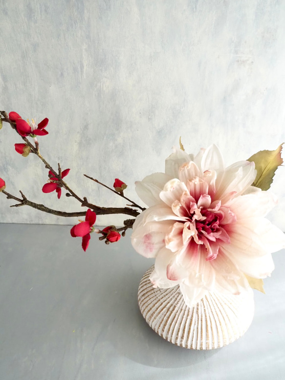 大輪のアンティークダリアと梅の和風モダンアレンジ【花器付き】 2枚目の画像