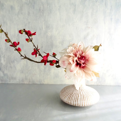 大輪のアンティークダリアと梅の和風モダンアレンジ【花器付き】 3枚目の画像